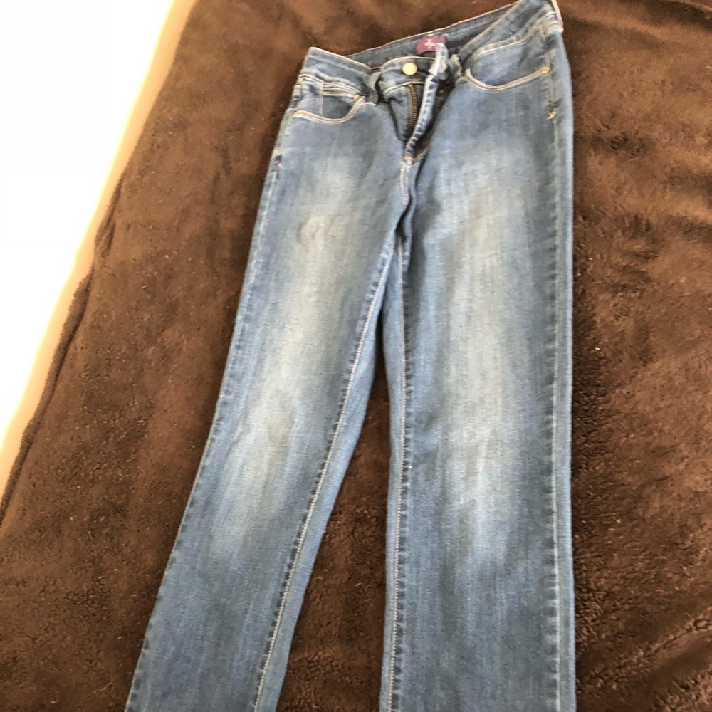 I would think they are size 8-9 rather than 4.